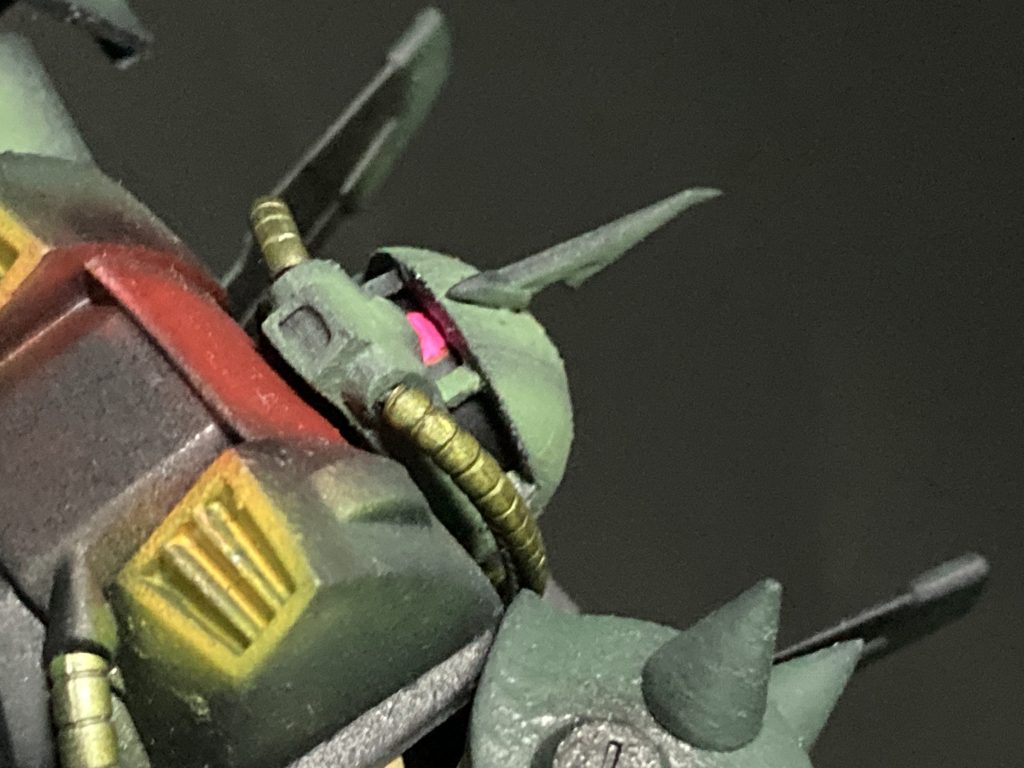 顔アップ頭部をHGザクのように上下分割し、モノアイレールは少し削って高さを下げてみました。アンテナは旧キットマインレイヤーのものを思いつきで付けてみました♨️ハイザックのイメージとはちょっと離れた気もするけど、コレはコレでアリな気はしてます。