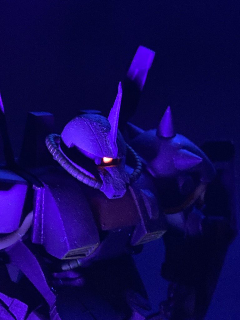 ブラックライトモノアイは蛍光ピンク