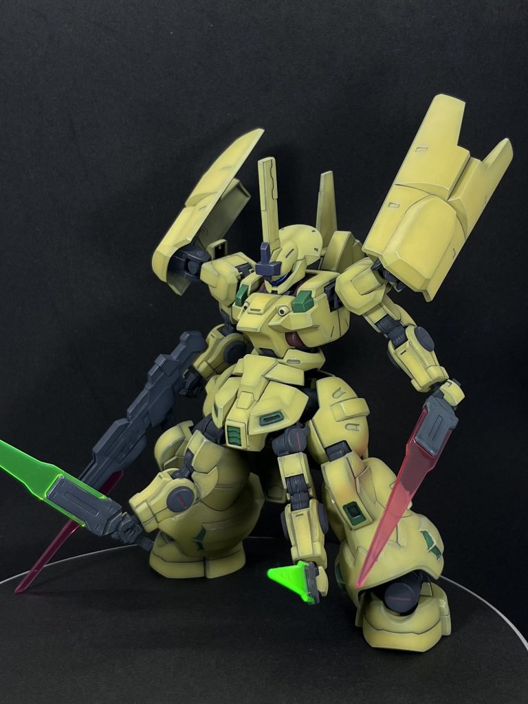 隠し腕基部は、肩の引出しパーツをフロントアーマー裏に接着、ボールジョイントで柔軟に動きます。
