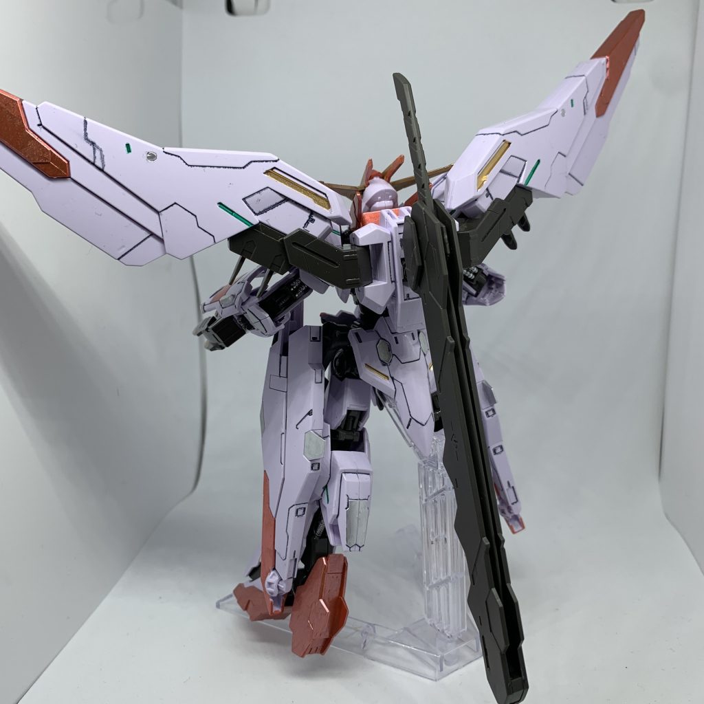 今回は光沢スプレーでフィニッシュしてますが、ガンダムマーカーのスミ入れがにじんでしまいました(TДT)乾燥が足りなかったのか…梅雨時期の湿気か…(~_~;)