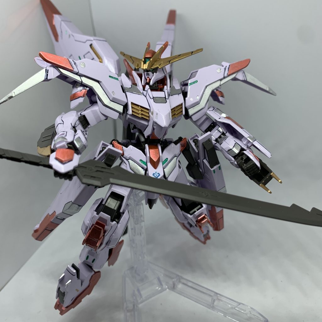 成形色薄紫?がとても良い色でしたのでそのまま。赤の部分はガンマカのメタレッド。黄色はゴールド。設定に関係無くモールドにシルバー、メタグリーンなどを使用してペンで部分塗装しました。特にゴールドが良い!