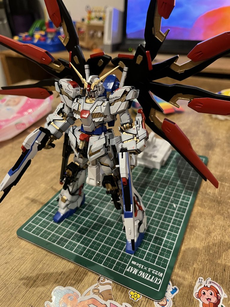 複雑な本体がかっこいいユニコーンですが、ストフリらしさも出したかったのでカラーリングはストフリに寄せてみました。