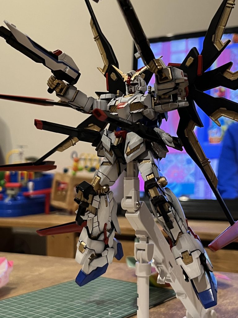 デカールはUC汎用とSEED系の余りから持ってきました。個人的にめちゃくちゃカッコよく出来上がって大満足です！唯一、初めてのマスキングがちょい失敗したので次からまた挑戦して腕を上げていきたいです！