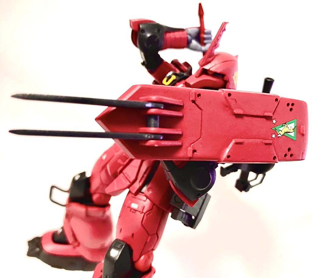 近接用武装はヒートホークおよびヅダより拝借したスパイクシールド。スパイクシールドはパテで改造し、ザクのシールドっぽくしてみました。(塗装時に折れてしまいましたが、開き直ってそのまま製作を続けました。泣)