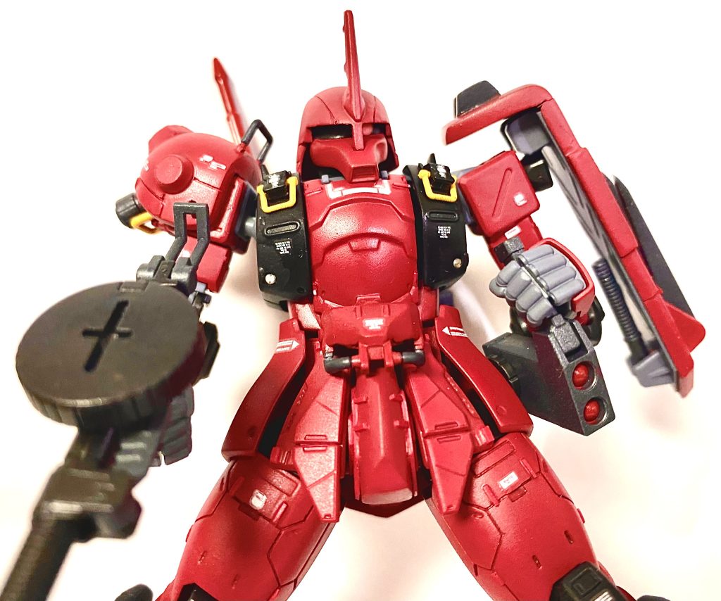 副兵装はザクマシンガンおよび二連装ミサイルポッド。どちらもザクデザートタイプから拝借し、塗装しました。