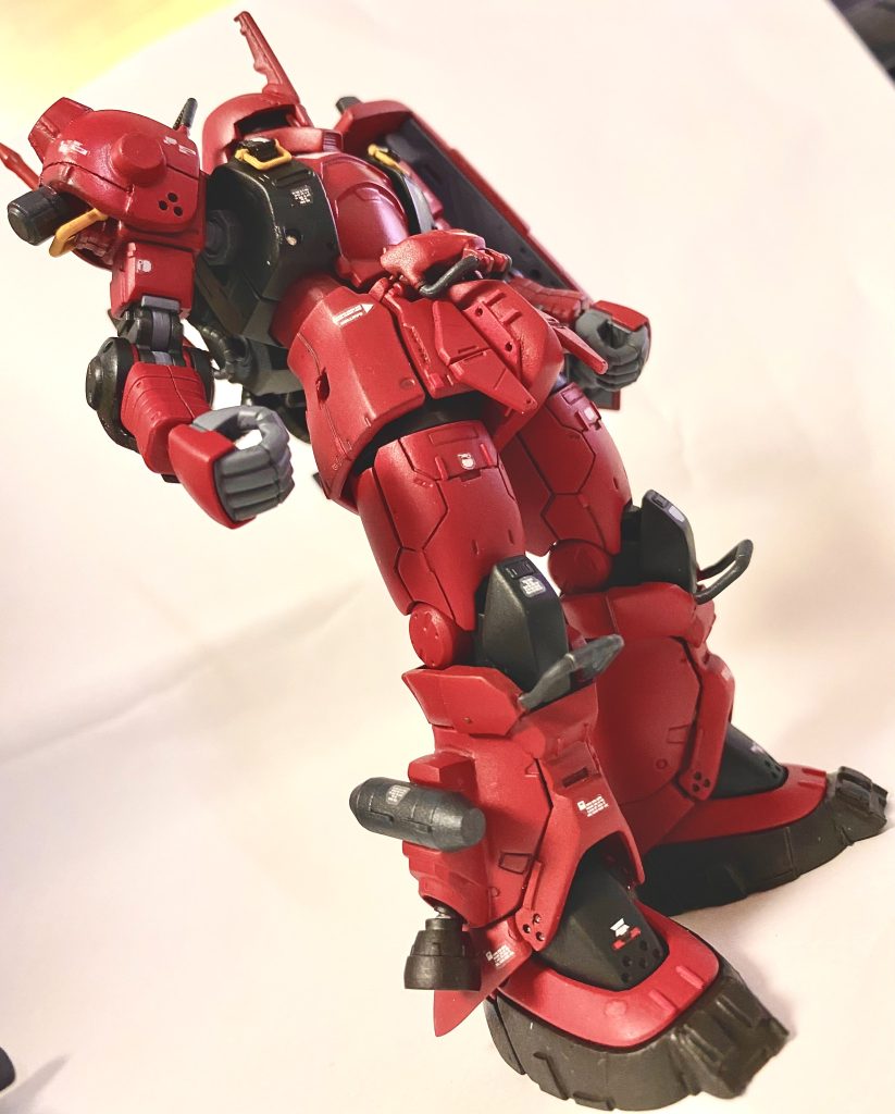 脚部はMSバーニア02の改造パーツを貼り付け、ジョニーの一撃離脱戦法に合わせた高機動型仕様にしてみました。また、足の裾は高機動型ザクII R2型を参考にバーニアカバーを製作。パテで尖らせてみました。