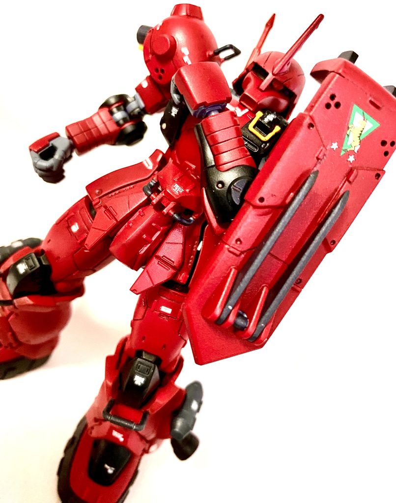 頭部はフリッツヘルムっぽくしたくて、ザクウォーリアの頭部とミキシング。なんかサムライ？足軽？みたいになってしまいました笑。この配色、結構気に入っています。