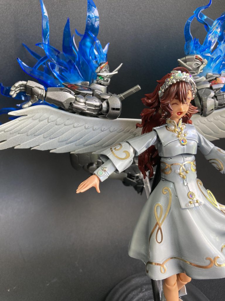 スレッタには今どきの可愛いドレスが合わなそうで、ギリシャ神話やルネサンス絵画のような古典的なドレスをイメージ、