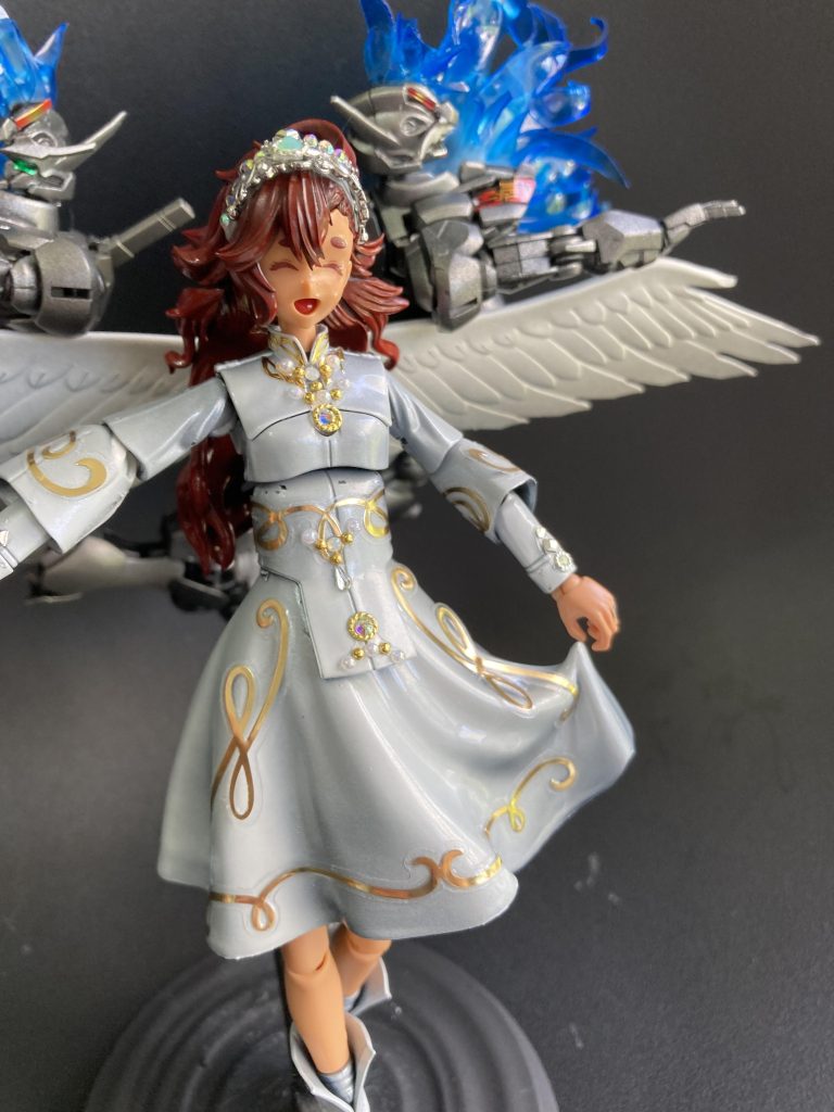 なびく長髪とヒラヒラスカートは造形、中世の魔女みたいな時代感に100均ネイルアイテムでデコりました^ ^