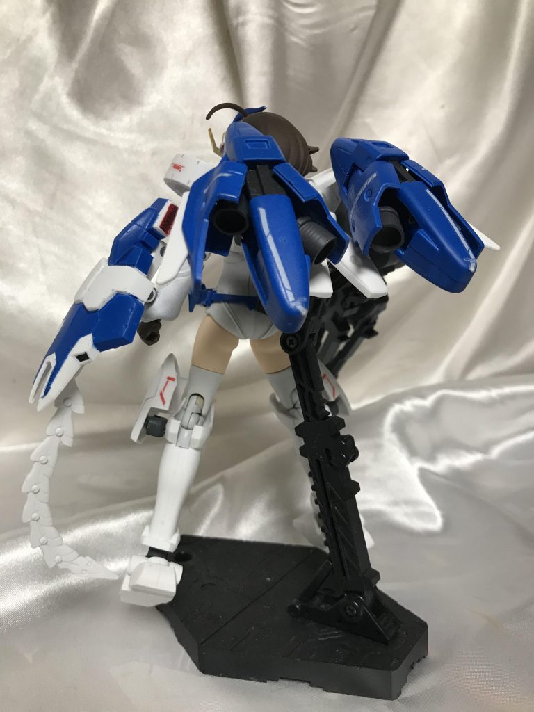 人の安全に確実に配慮しない背部。本来ブースターパックは肩についているんですが都合上背中に変更。おかげで腕を動かさずにバーニアの角度を自由に変えられるようになりました。