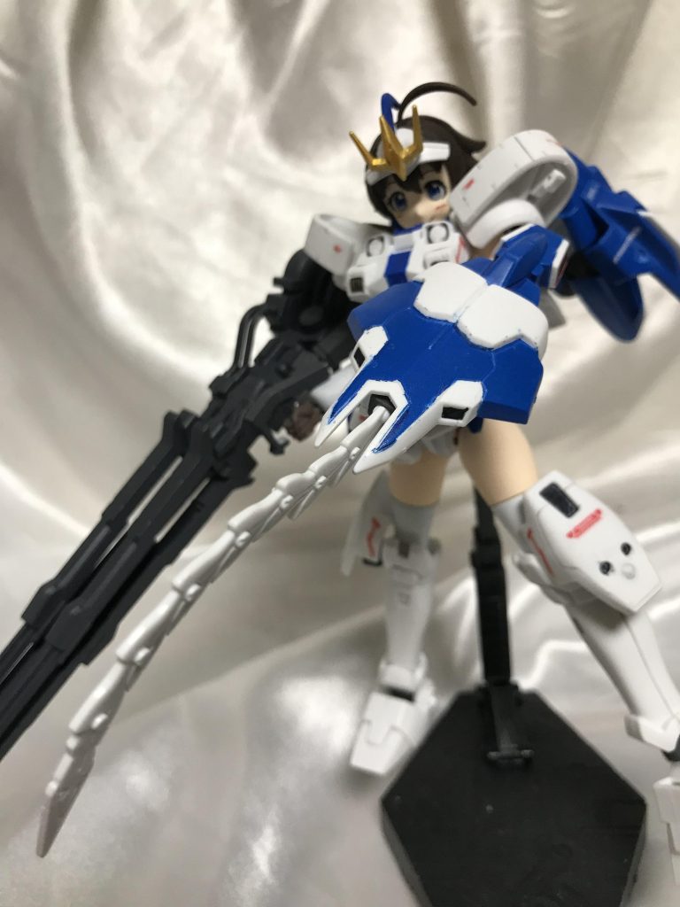 エピオンの時は可動式だったのに、なぜこのキットのヒートロッドは固定なんだろうか？ナミさんに持たせるにはかなり軽量なんで助かってます。盾はきれいにマスキングしたはずですが、よく見ると結構がたがた(；ﾟ□ﾟ)