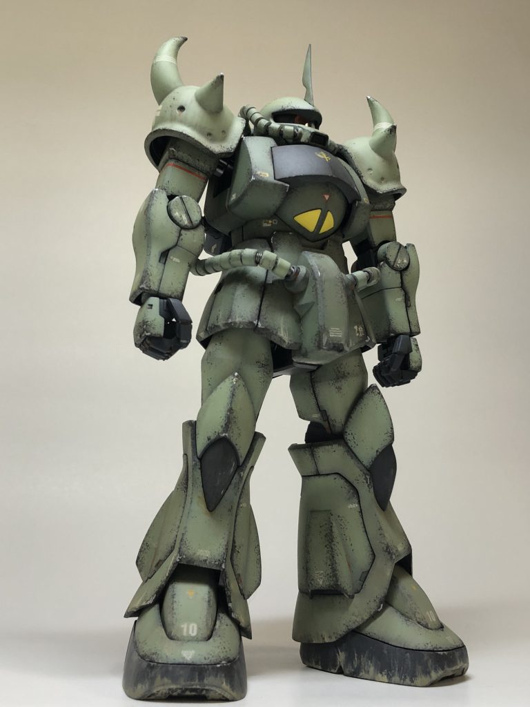 動力パイプはグフのものが不揃いで好みではなかったので、ザクのものを使用し、アルミ線とスプリングを中に仕込んでいます。 あとは…ウエストを太くしたり、足首をボリュームアップしたり、ふくらはぎのダクト?のラインとかも変えたんじゃなかったっけ?(忘れました)