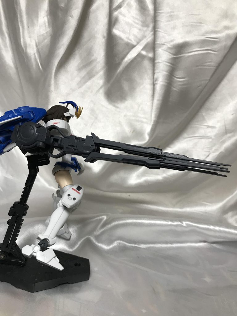 ツインメガランチャー。もともと一丁で偉い火力が出ますが、ド派手に行きたかったんで大昔にジャンク箱に入ってたものを探し出しました。1/100と違い開閉は選べないため常時開放状態です。