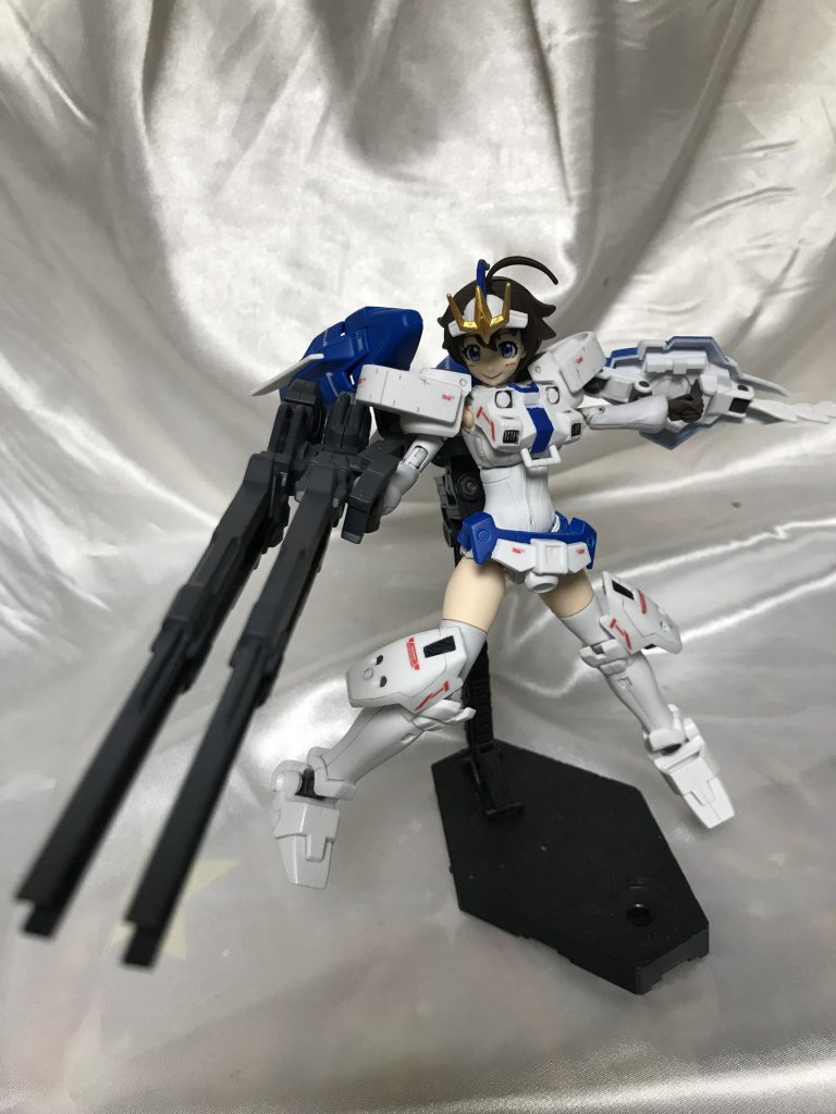 開けて思ったんですがこのキット色一色で、すべて塗分けなきゃいけないと発売当時から考えるとなかなかえげつない難易度のキットでした。でもちゃんと塗り分けでデカールとかで飾ると見栄えよくなって楽しいキットでした