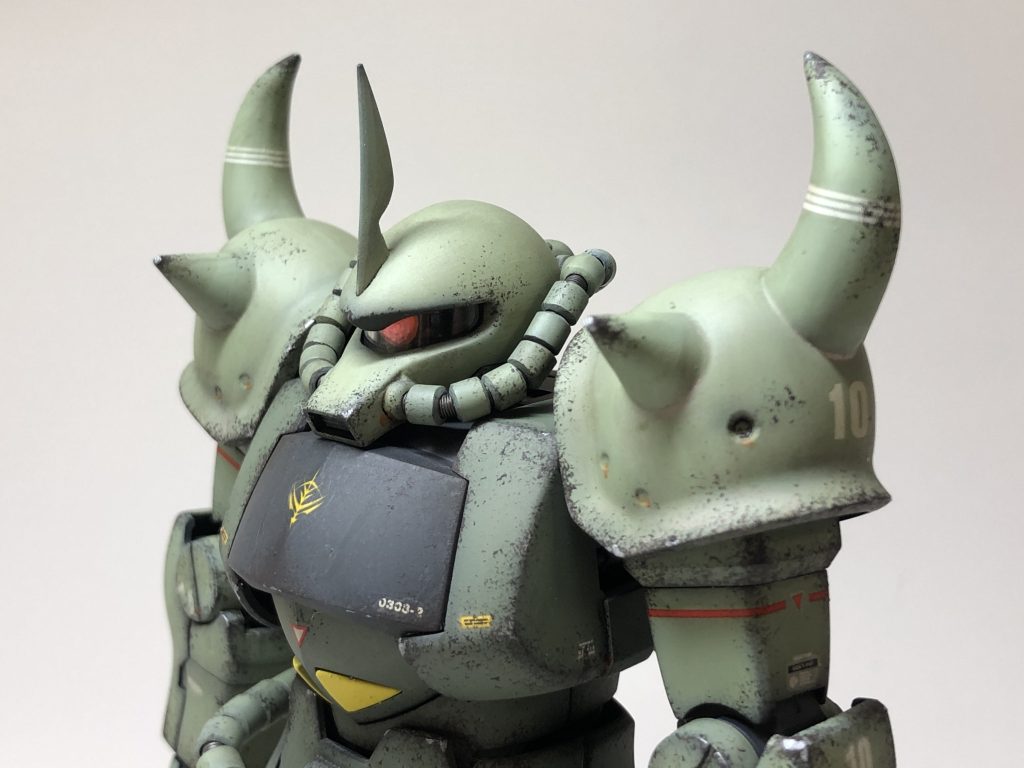 頭部はキットのまま組み立てていましたが、今回、グフカスタムと同じく口(鼻?)のラインを整えています。短いほうのスパイクは削り落とし、確か、ザク2.0のものに置き換えたんじゃないかな(うろ覚え)。