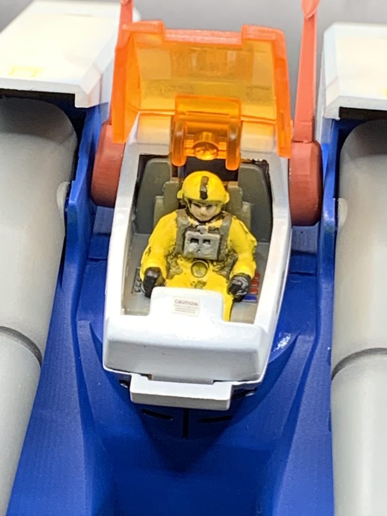 頭はゾイドのパーツ。思ったより違和感ないと思いますが、どうでしょうか？