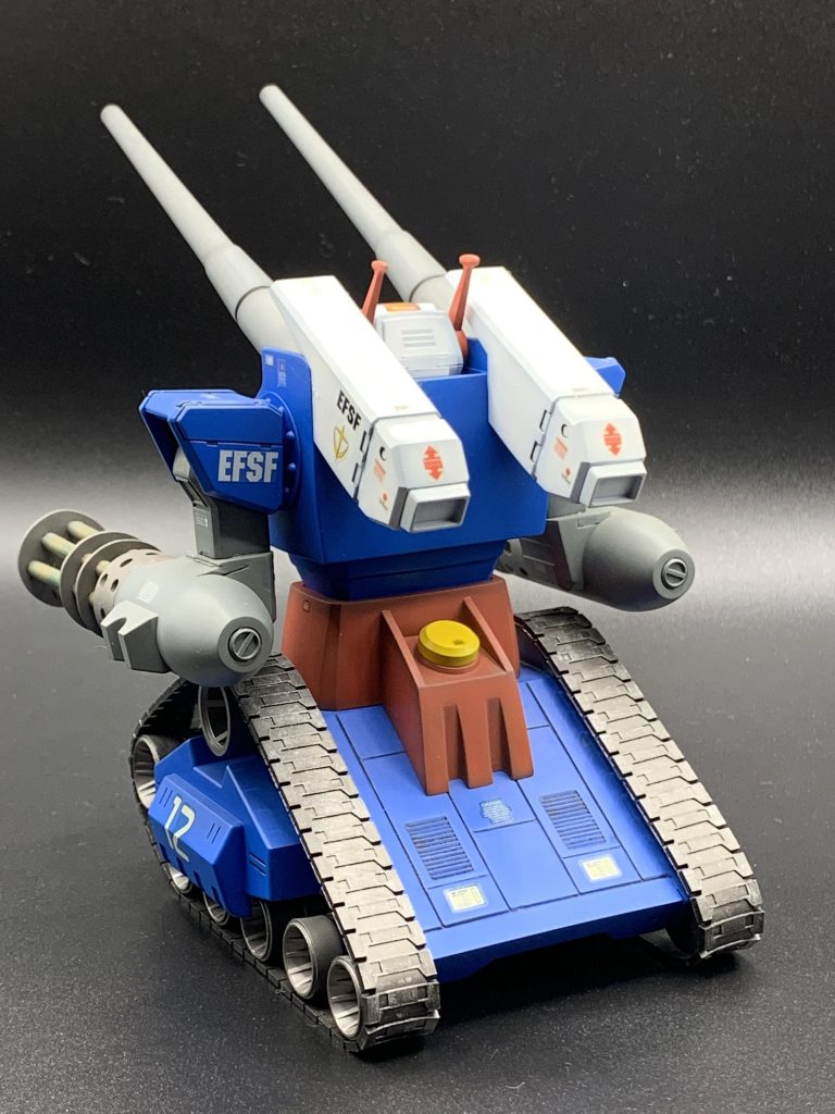 背中の四角い箱状のパーツはバルキリーの腕部品です。 