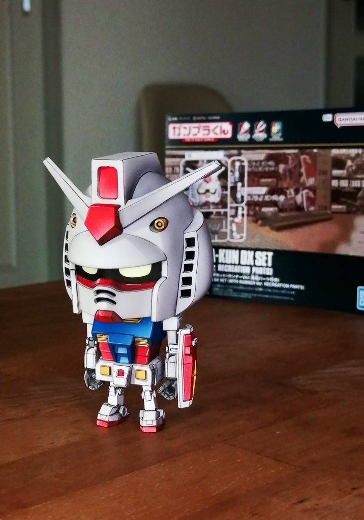 箱絵から出てきたガンプラくん