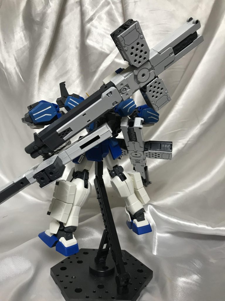 十字架機関砲が目立つ背部。十字架武器は他社から丸まる引っ張ってきました。砲塔のみジャンクパーツで二連装にしてます。