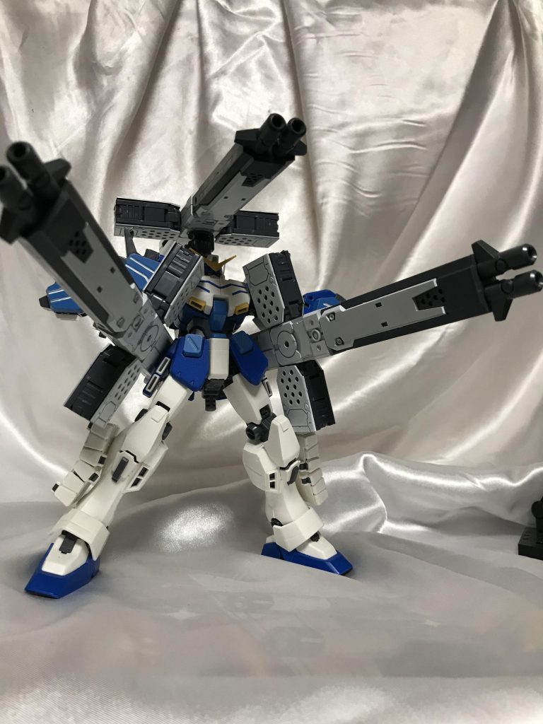 左右と背部の十字架機関砲を展開して六連装砲に。ヘビーアームズのガトリングよりだいぶ口径がでかいです。