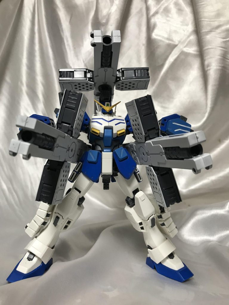 十字架機関砲を180度回転し、ロケットバズーカ形態に。そういうえばこいつバズーカ系の武器想像すらしてなかったな、と装備させました。