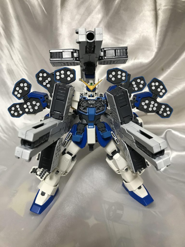 全ミサイルポッドを展開した形態。どうかしてるぜ!肩をもう一つ用意して接続、巨大なミサイルポッドにしました。