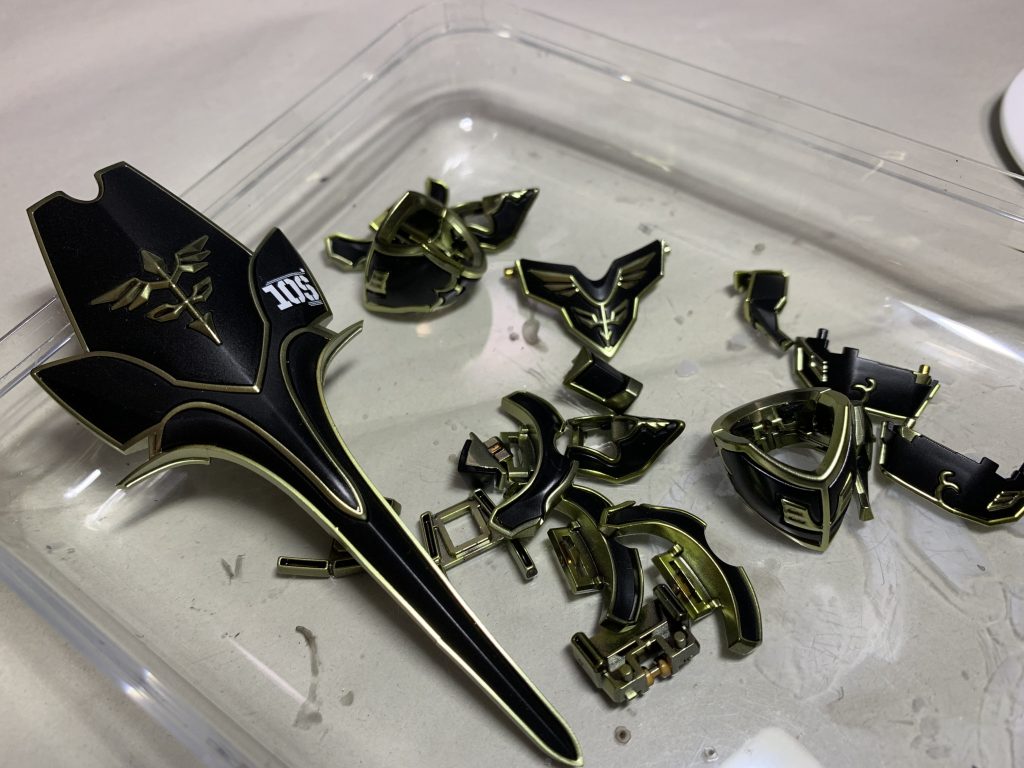 、エングレービング部は、ガイアノーツのプレミアムミラークロームの上にクリアイエローとクリアオレンジを混色してキャンディ塗装、ブラック部分はセミグロスブラックで塗装