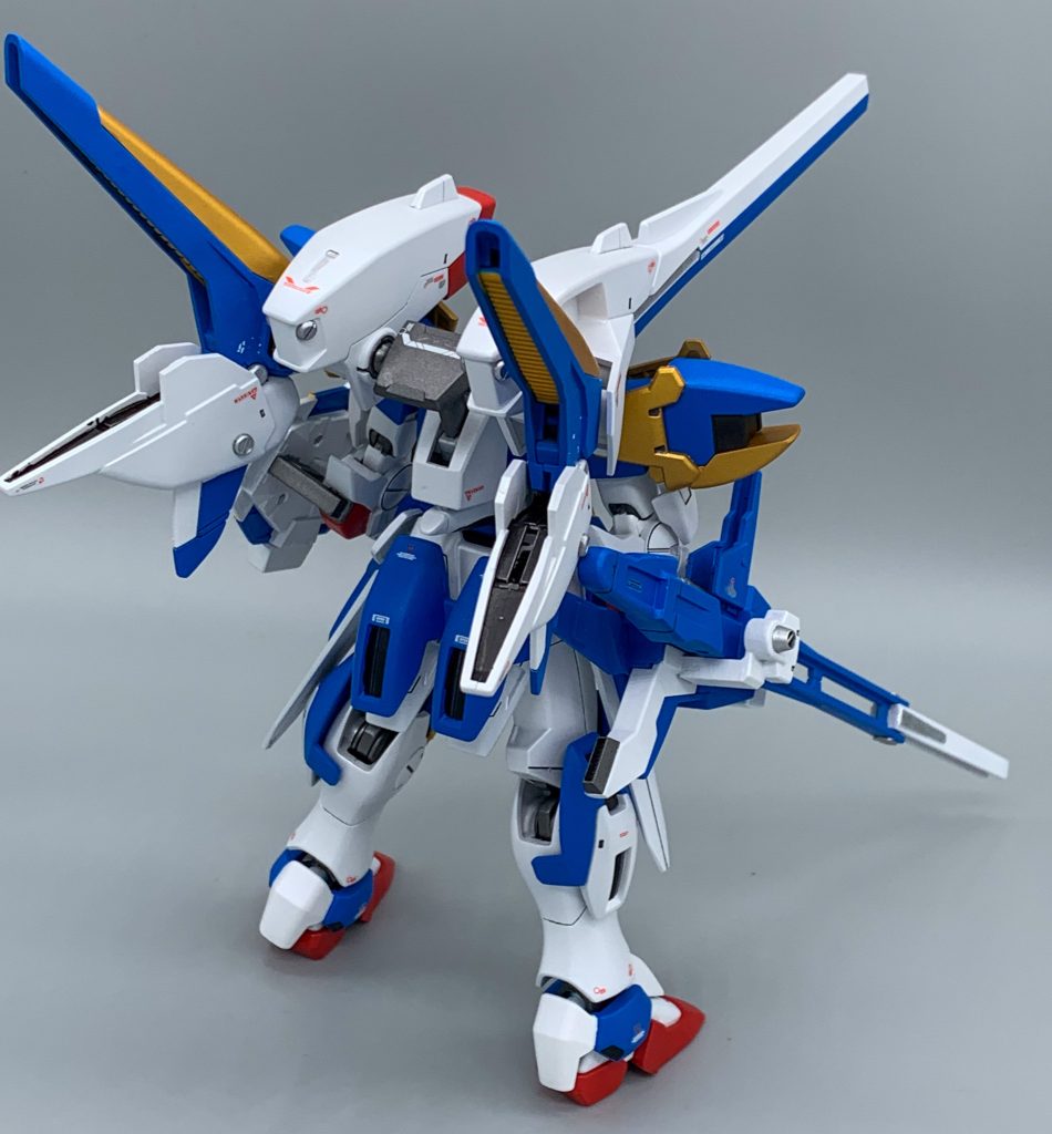 ミノフスキー・ドライブ・ユニットの下の羽とか、くるぶし辺りや腰のヴェスバーも青く塗り分けたのはアレンジとしていい味してると思ってます