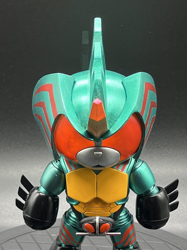 眼はブラックライトで少し光ります。