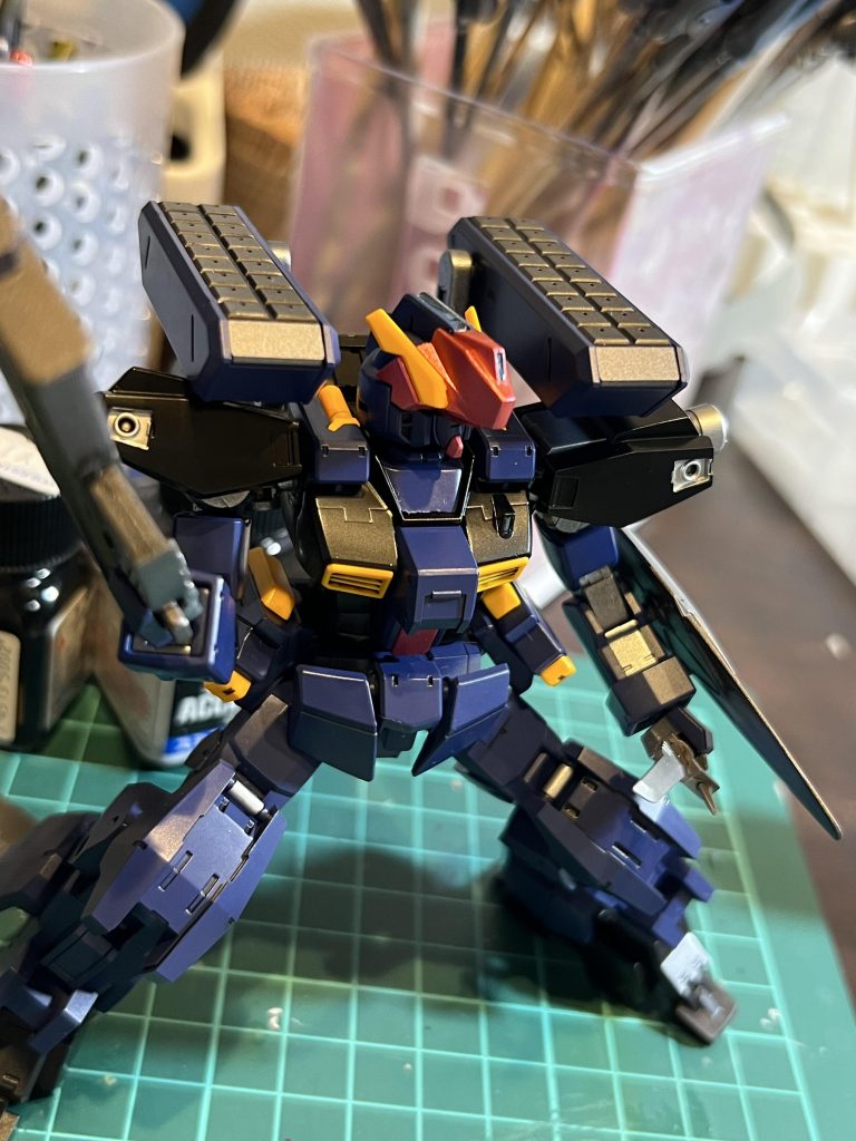 元々はガンダムMk-2のスーパーガンダム開発までの試作機というコンセプトでロングライフルと多連装ミサイルを持たせた機体作りたいな~と考えてたんですが、Mk2のエゥーゴカラーを買ったと思い込んでたら無かった……。のでミキシングで下半身を奪われたアドバンスドヘイズルから組み上げました。