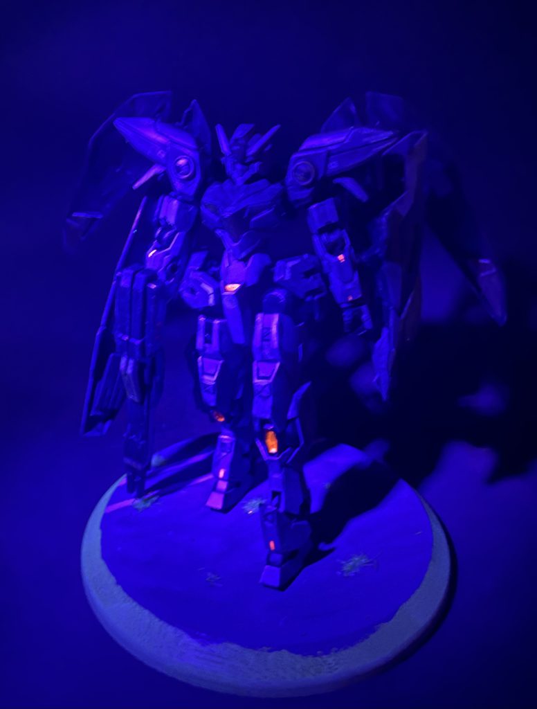 蛍光塗料で部分塗装しているので光ります！