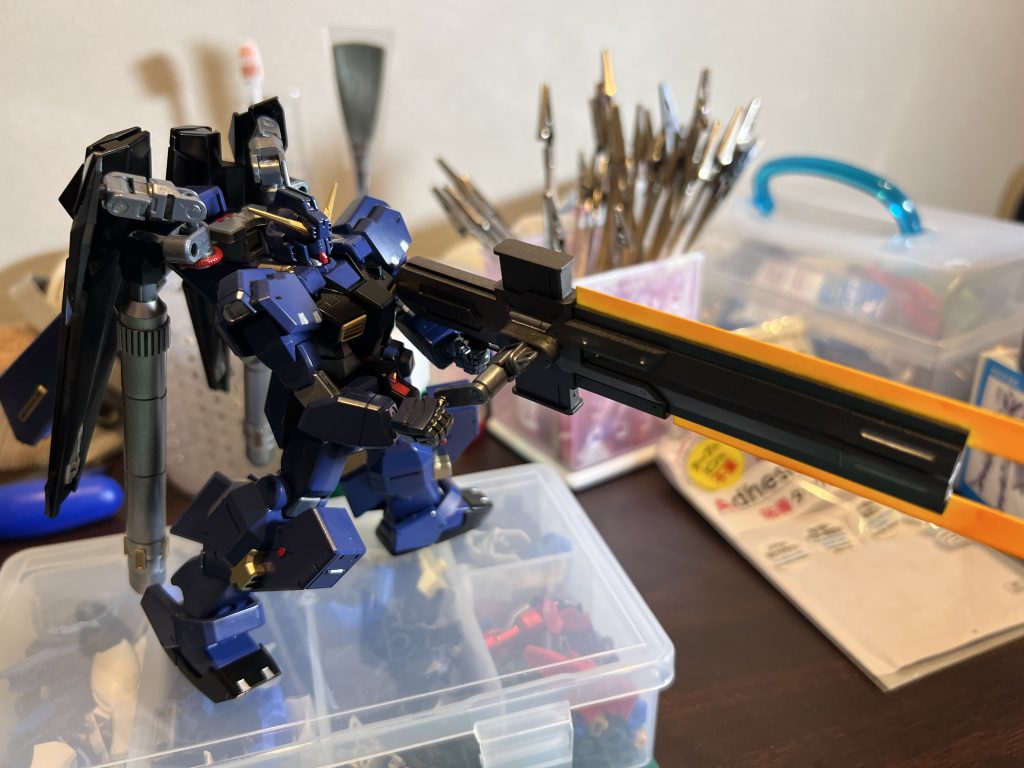 武器にもそれっぽい持ち手を付けてみたんですが、持ち手がジャストフィットしていたので保持力が申し分無く、あまり意味無し。肩関節も特に弄ってないので可動がしょっぱくてあまりポージングもさせれないっていうオチに……。