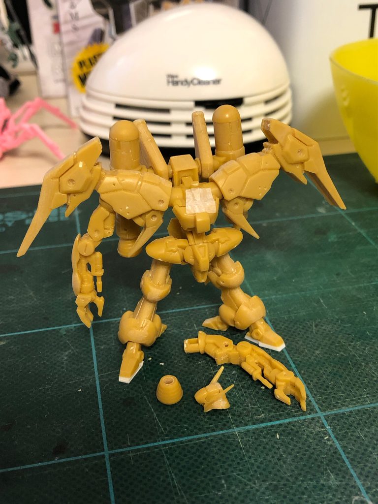 こんな小さなサイズで単色ですが、カスタムアレンジも効いていて仮組みした時感心しましたが、絶対に塗装なんか塗り分けられないって思いましたね。身体を起こし気味にしたかったので前の足底にプラ板貼って傾けてます。