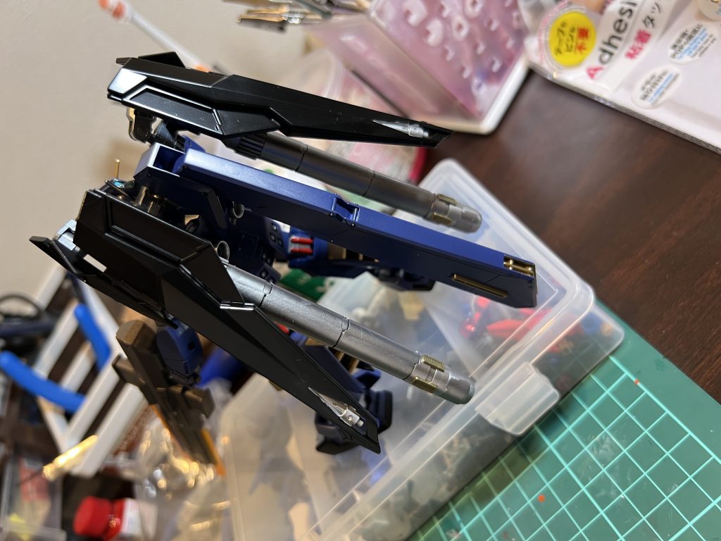 背中。クソ長バインダーは合わせ目消ししてマスキングで塗分けました。軸沢山付けたので、バインダーやプロペラントタンクはもっと動かせる予定だったのですが途中で接着剤が軸に流れ込んで固まってしまいました。後こいつをディスプレイできるスタンドが無い……。股間に3mm穴開けておくんだった。