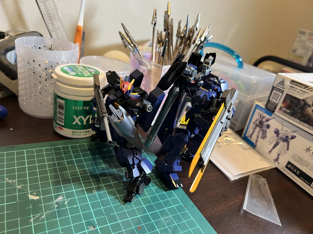 二機並べて。これなら一機目のフレームももっとヘイズルに寄せるんだったな。