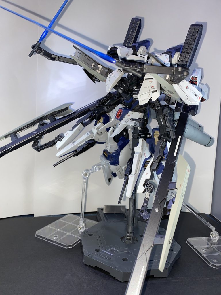 サブアームからビームサーベル展開、懐に入られた場合に有効な武器。隠し腕的な要素もあります。