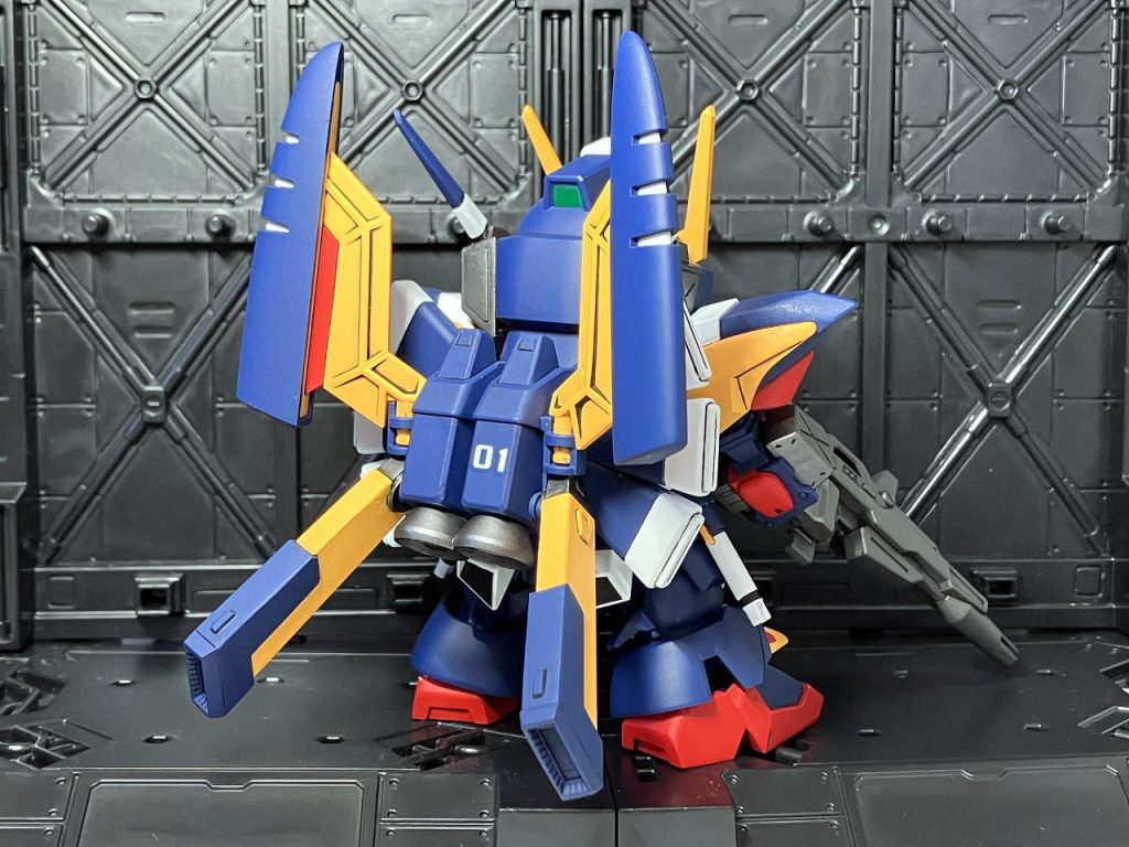 背面のスラスター(?)の肉抜き穴を埋めて、先端のノズルをWAVEのNEWUバーニア角Mに交換。足裏の肉抜きも埋めています。