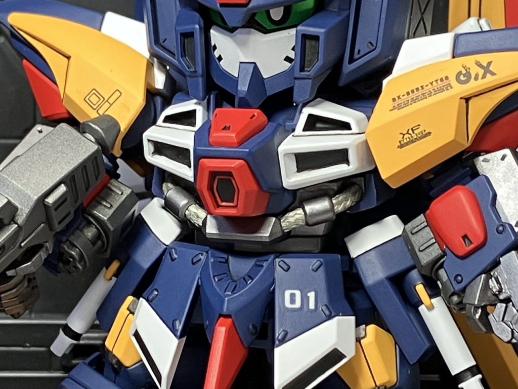 腹部にパイプ状のディテールがあったので、使わなくなったスマホの充電ケーブルの外側のチューブを剥いだ物と交換。イイ感じのメッシュパイプが出てきたので。