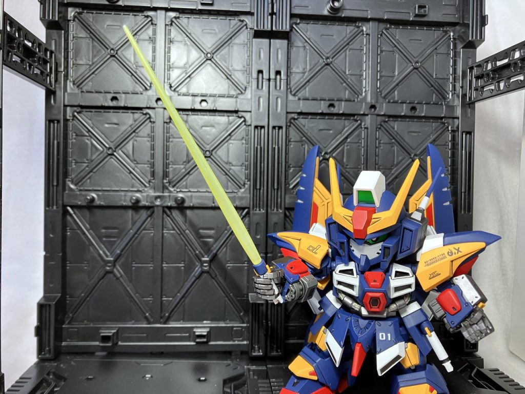 試験的にビームサーベルを、パーティングラインを消してコンパウンドで磨く→軽くパールを吹く(今回は吹きすぎた)→つや消しを吹く、という感じで仕上げてみましたがいかがでしょう?