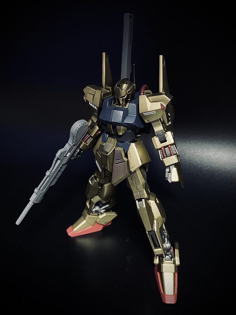 カラーは設定準拠ですが、あまり赤っぽい、黄色っぽい金色は好みじゃないので、クレオスのブルーゴールドを使って冷たい感じを狙っています。