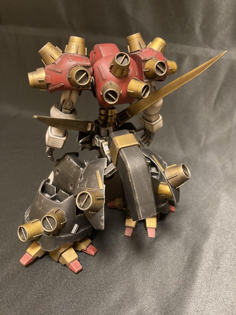 ガンダムヘッドの上の部分をカットし稼動出来るようにしました。