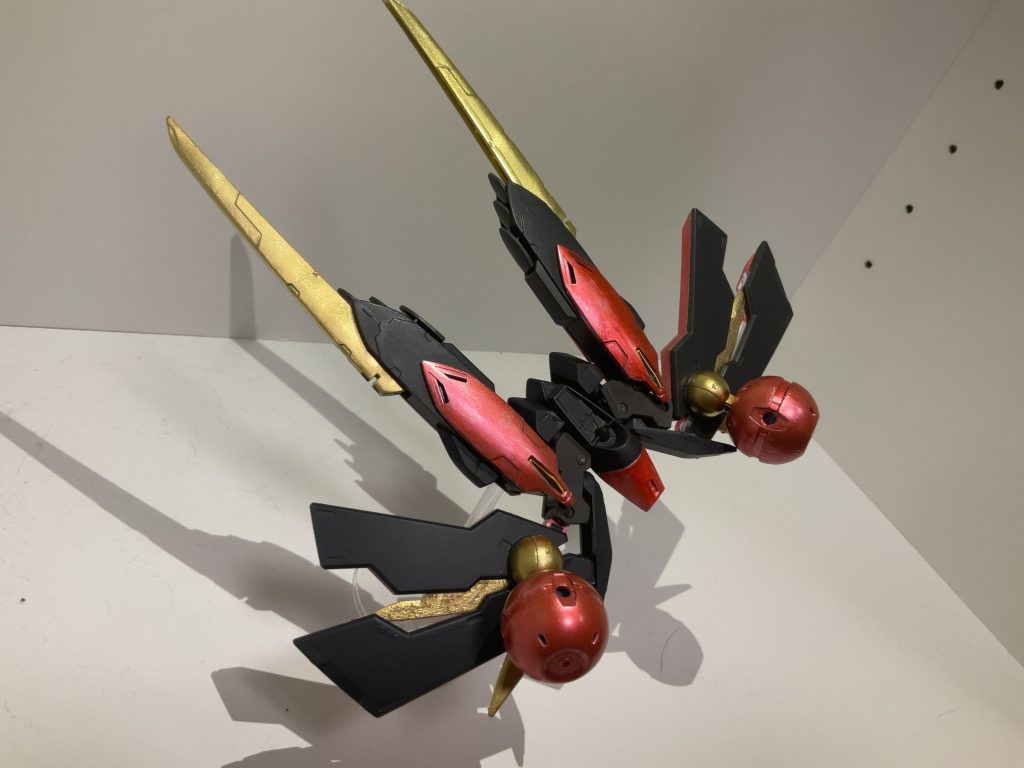 バックパックは分離して無線式の遠隔操作ユニットコア・グリフィンとして操作可能という設定ですバックパック作ってる時に「あれなんか鳥っぽくね?」という思いつきの元生まれたギミックです。