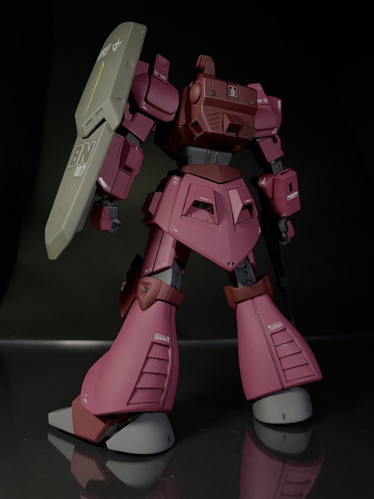 バックショット。膝裏の合わせ目消すために茶色パーツの後ハメ加工した程度。