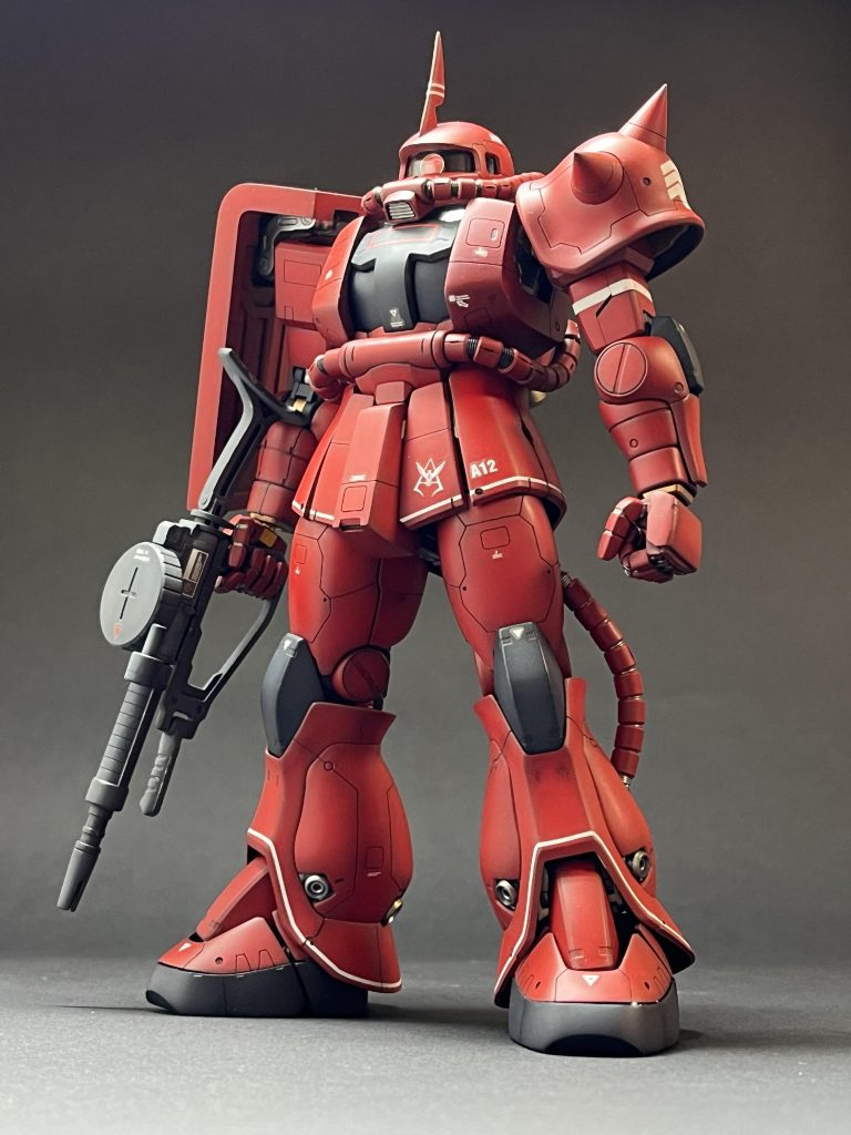 工作としては、スカートラインと裾の変更、ふんどしの形状変更、右肩の盾のC面をなくして延長、全身にRGを参考にしたスジボリを入れました。あとは同じVer.2.0の06Rパーツをそのまま流用した胸、腿裏、足の甲、左肩でしょうか。