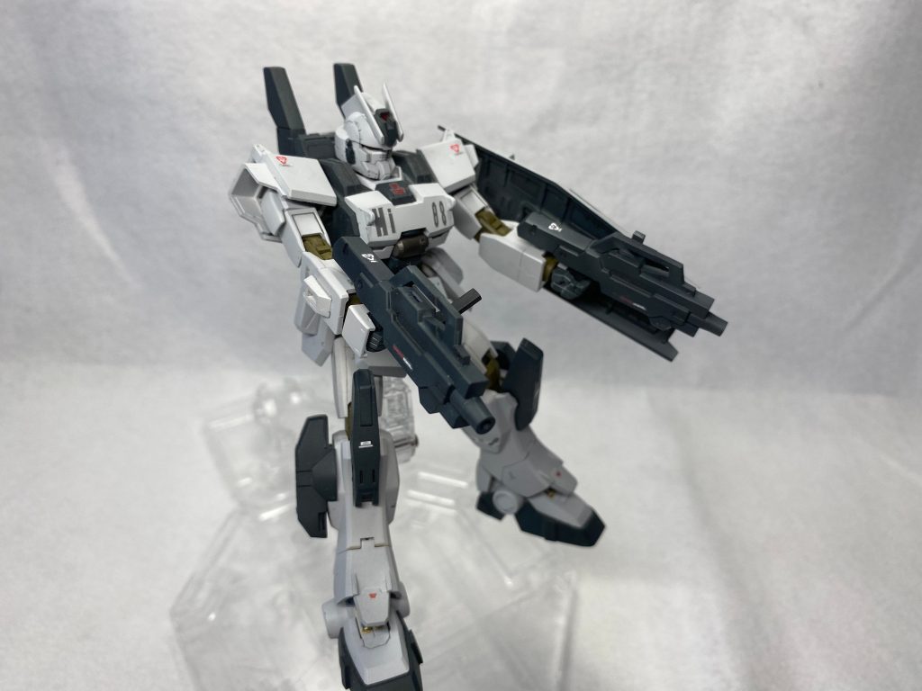 サブマシンガン2丁持ちで倍返しっぽい感じでポージングさせています！またこのガンプラにもう一つギミック的なものが仕込んであります・・・(そちらはまた別枠にてご紹介させて頂きたいと思っています！)