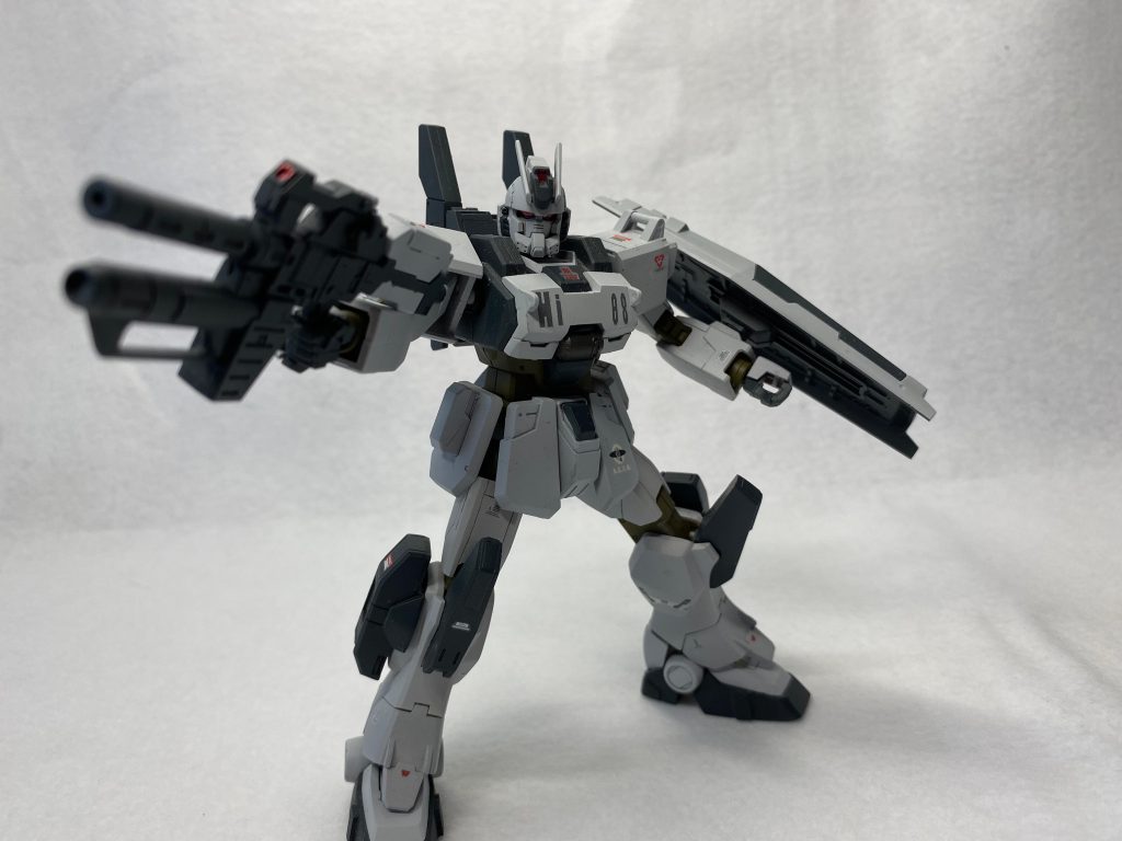 カラーリングは元のEz-8よりは全体的に暗めの色にしてます。パーツとしては胴体、脚部はEz-8とEz-SRのものを使用、腕部、バックパック、シールドはBD3のものを使っております。頭部はEz-SRのものを使用していますが、Ez-8の特徴であるチークガードがつくように多少加工しています。武装はグレネードランチャー付きビームライフル(システムウェポンキット)ビームサーベル×2バズーカランチャー(30MM)アサルトライフル(HGケルディムガンダムサーガ)サブマシンガン×2(HGケルディムガンダムサーガ)