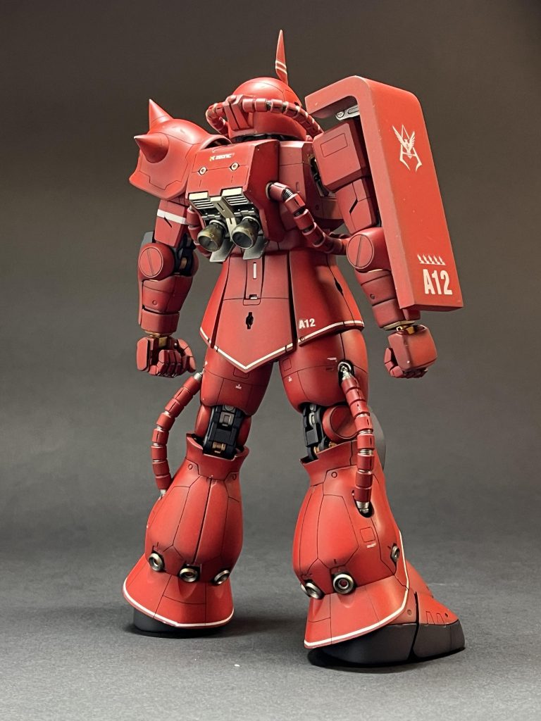 お気づきの方もおられるかもしれませんが、デカール配置はホビージャパンさんのMAX渡辺さんのムック本「MAX WORKS」に掲載されてた真っ赤なシャアザクをオマージュ…真似しています_φ(・_・