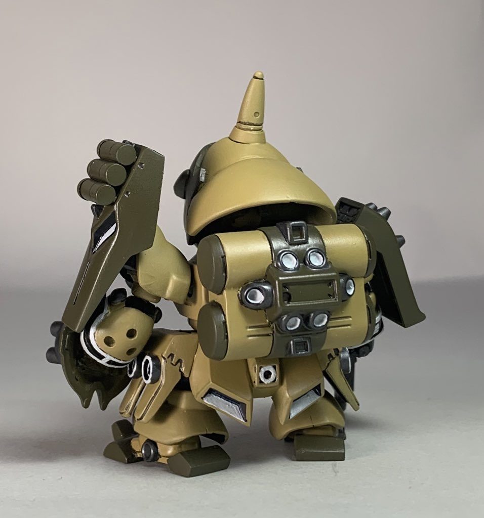 顔周りを少しだけアレンジしたのと袖付きの模様をプラ板で制作あとはキット改造で作りました