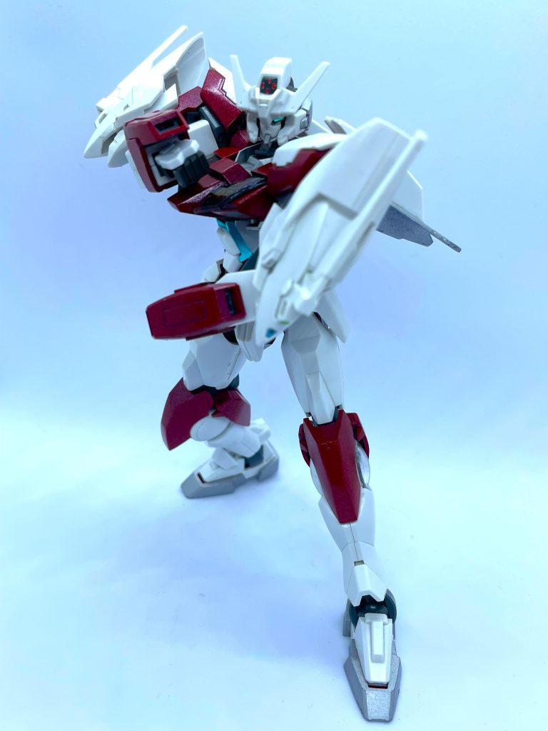 GUNDフォーマットによって更なる運動性能の向上が図られた新世代MS。「女王を守る番犬であり、敵対者を狩る猟犬の紅騎士」真紅甲冑:ライラプス 本機が纏う真紅の甲冑。軽量かつ高硬度の希少金属が使用されている。籠手部には、粒子変換機が内蔵されており、ビームソードやビームナックルを発生させることができる。
