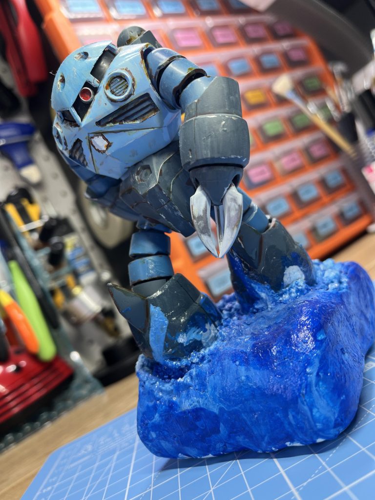 まずはサムネイルを切り取る前の画像から。 今回のコンセプトは「歴戦の戦士」です! 「使い古されたズゴック」を作りたかったので、今回はデティールアップではなく、ウェザリングを重視しました。錆やチッピングなどは勿論、ズゴックは水陸両用なので水垢なども施してます。 アイアンネイル部分は敵の装甲を貫くため結構塗装が剥げてるだろうと思ったので、シルバーで塗装した後ホワイトで塗装し、そのあと少しエナメル溶剤でふき取りました。